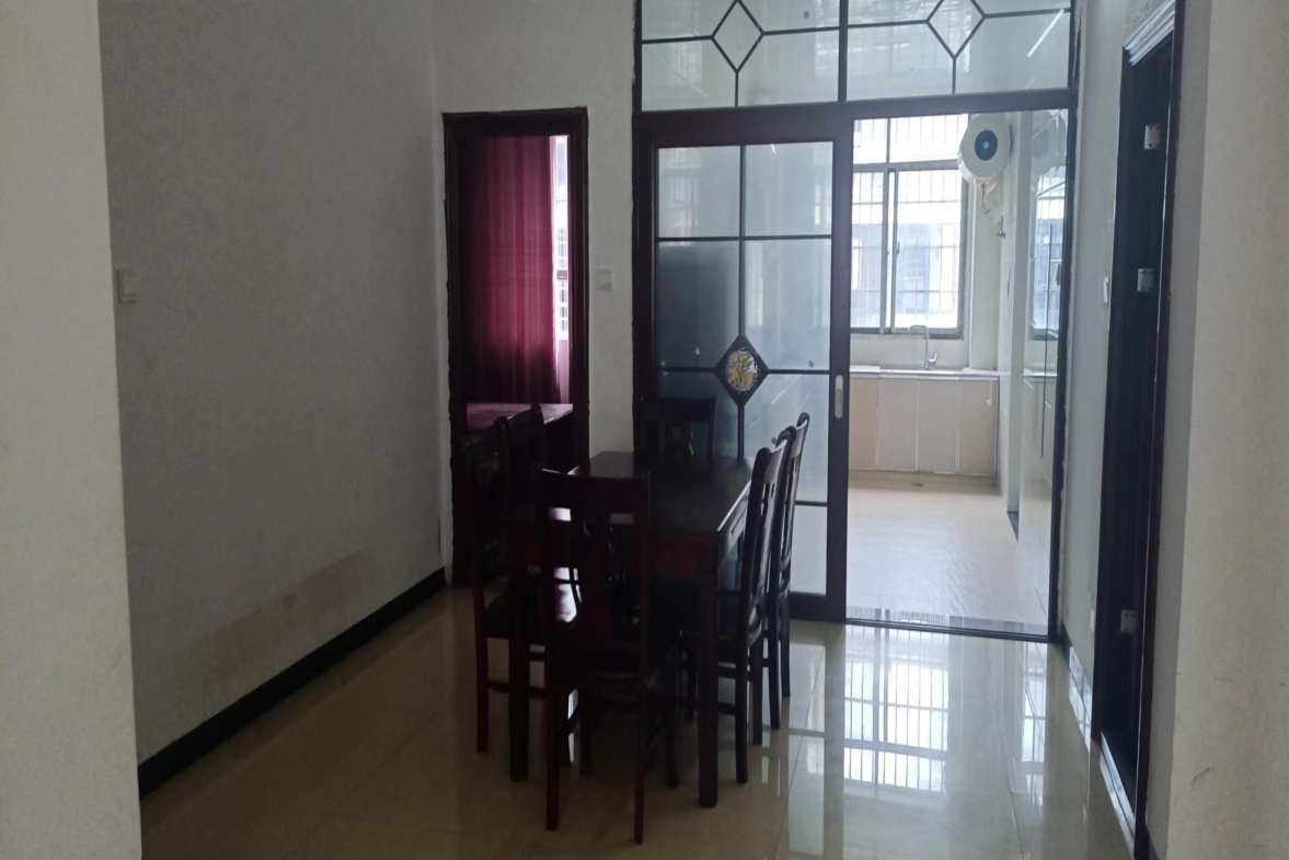 龙凤花园  4室2厅2卫    2000.0元/月室内图