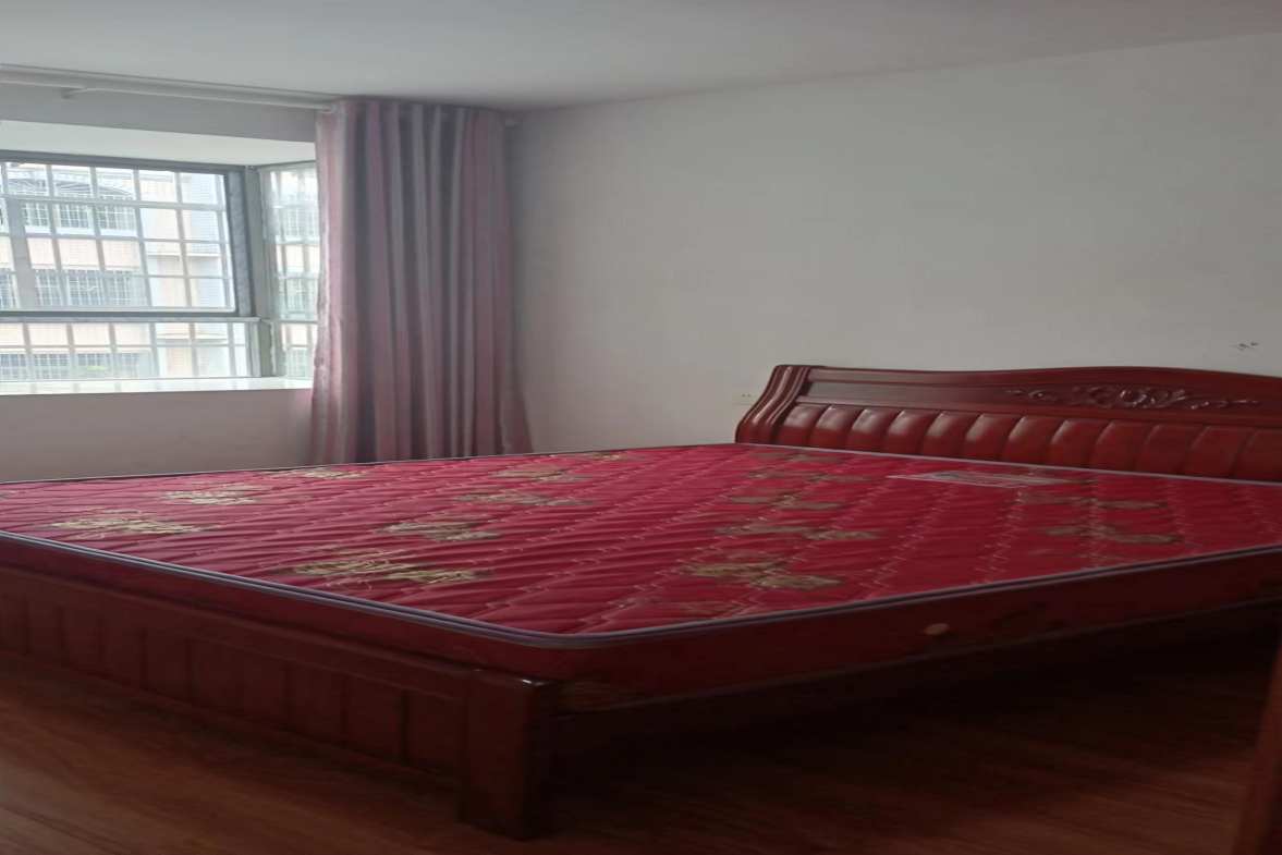 龙凤花园  4室2厅2卫    2000.0元/月室内图