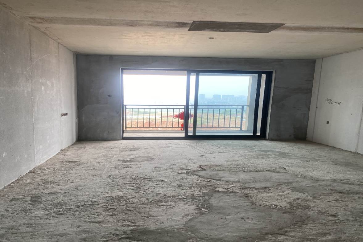 三一街区  4室2厅2卫   68.00万客厅