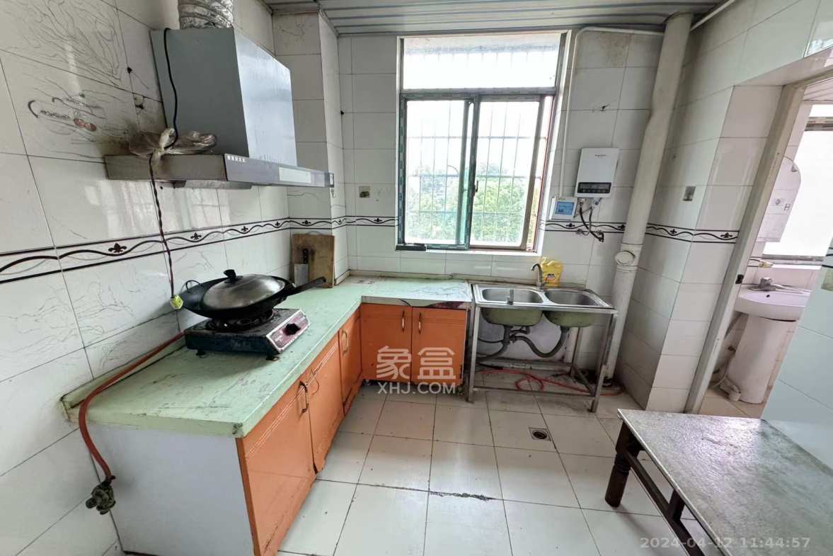 泉塘小区  3室2厅2卫    1400.0元/月室内图