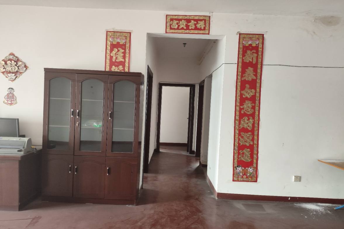 水木华庭  4室2厅2卫    53.0万客厅