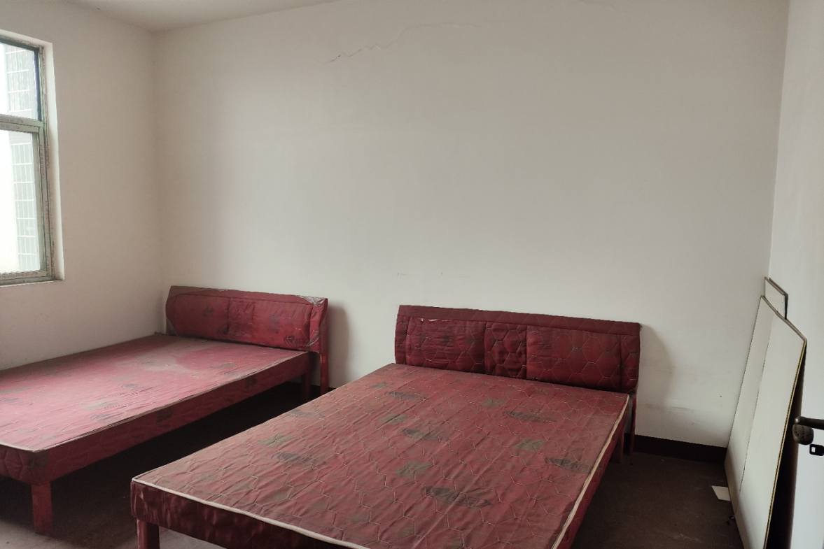 水木华庭  4室2厅2卫    53.0万客厅