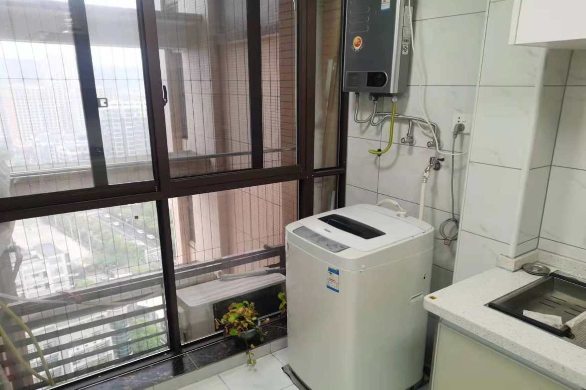 银泰红城6-9期  1室1厅1卫   1800.00元/月室内图