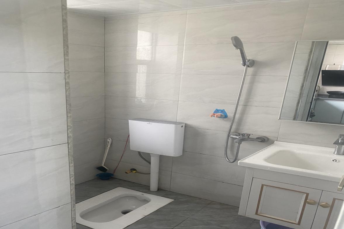 三中(校内)家属院  2室1厅1卫    2500.0元/月室内图