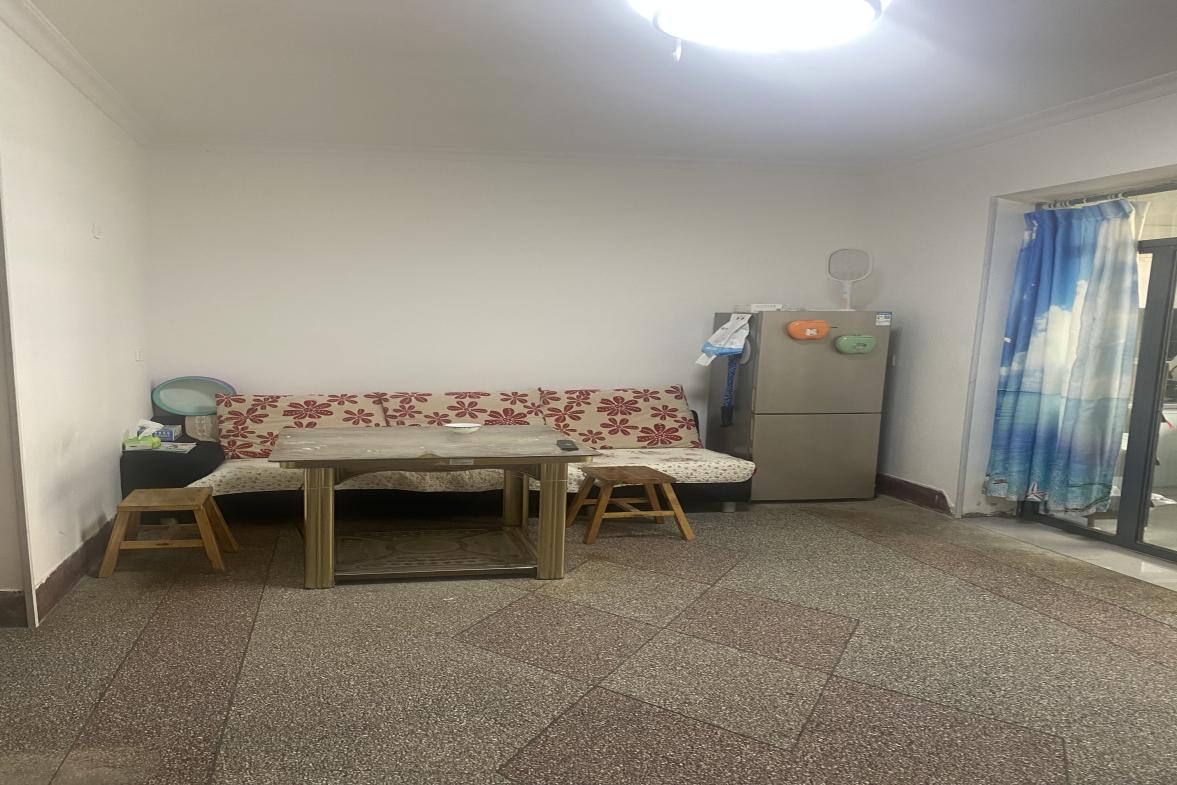 三中(校内)家属院  2室1厅1卫    2500.0元/月室内图1