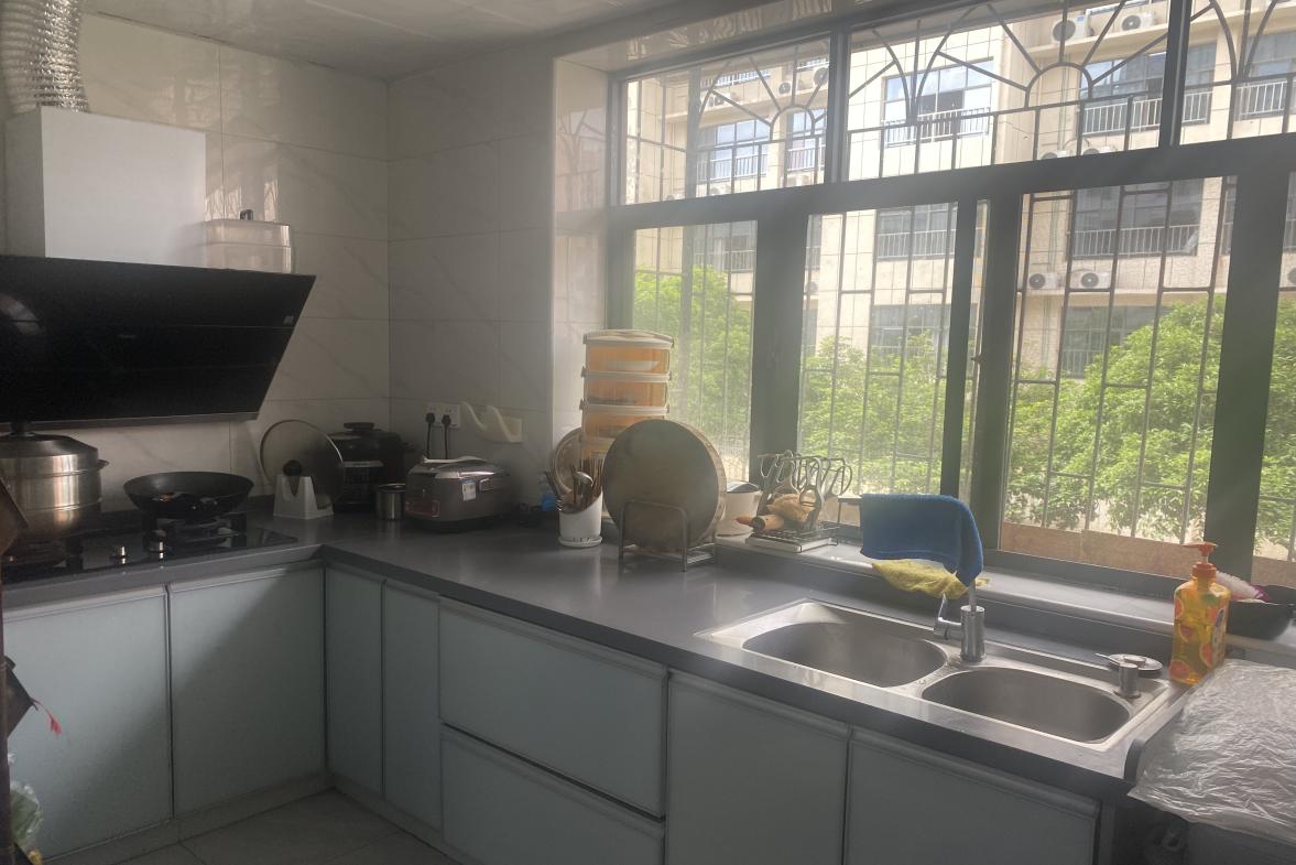 三中(校内)家属院  2室1厅1卫    2500.0元/月室内图