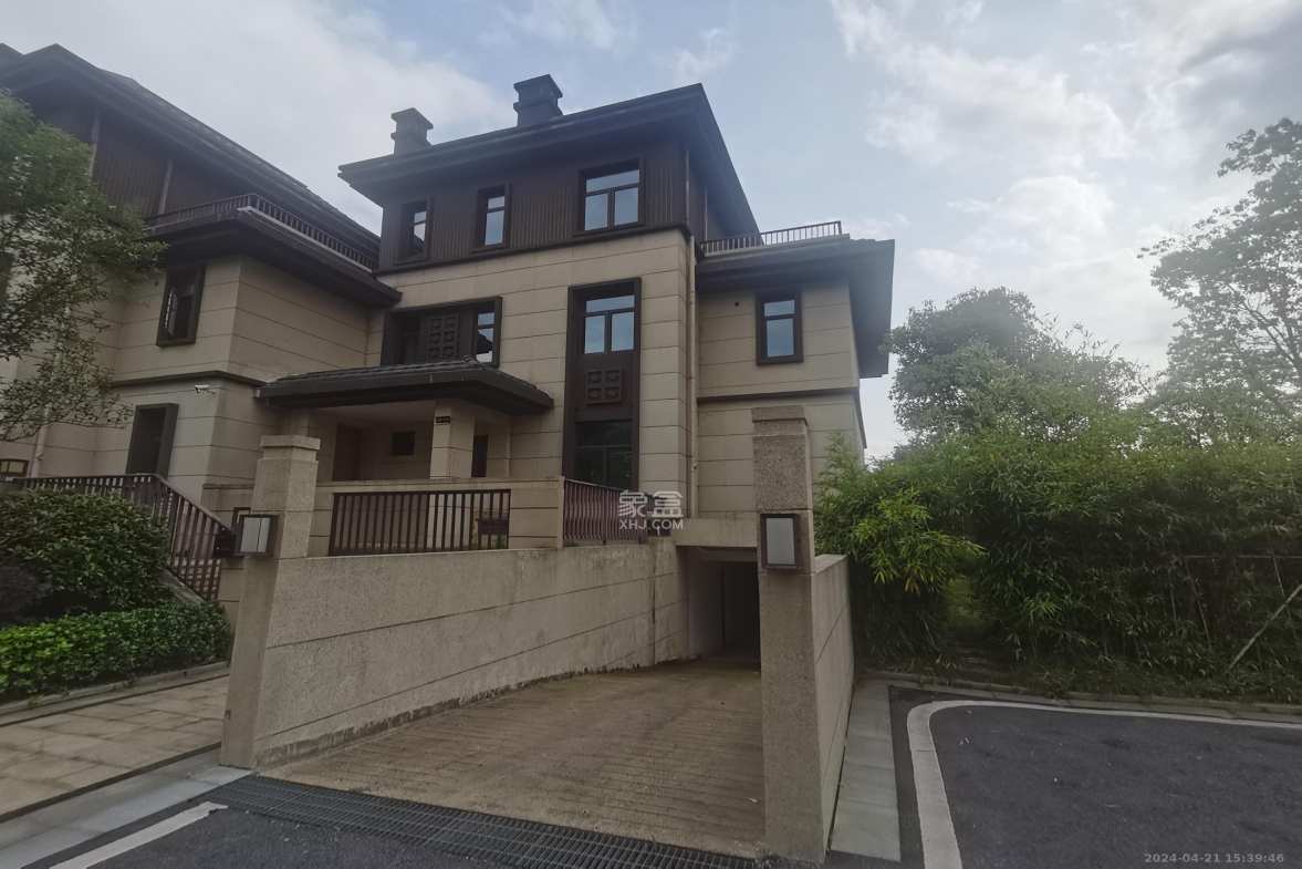 中建昭山印象  5室2厅2卫   460.00万客厅