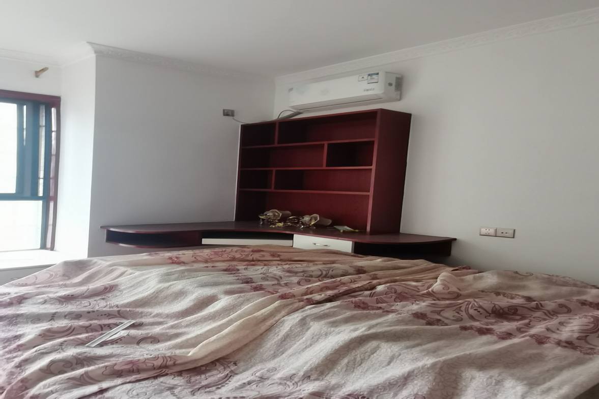 龙泰熙城  4室2厅2卫    75.0万客厅