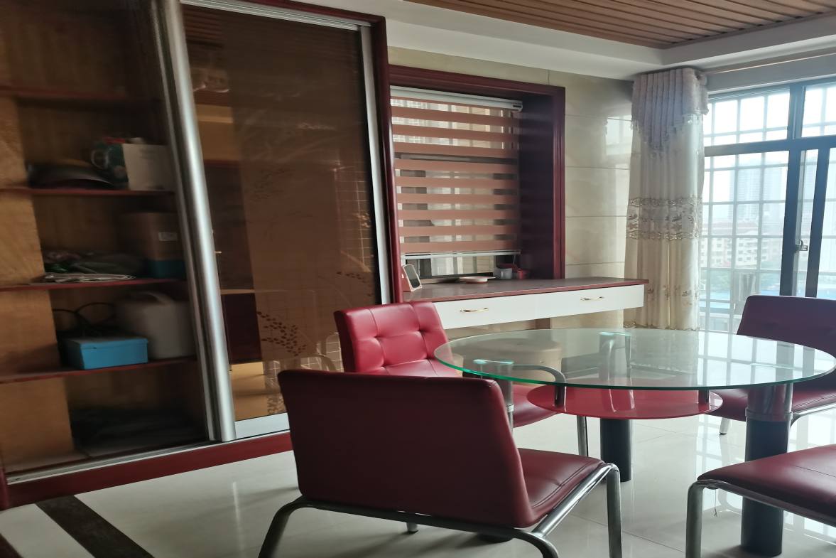 龙泰熙城  4室2厅2卫    75.0万客厅