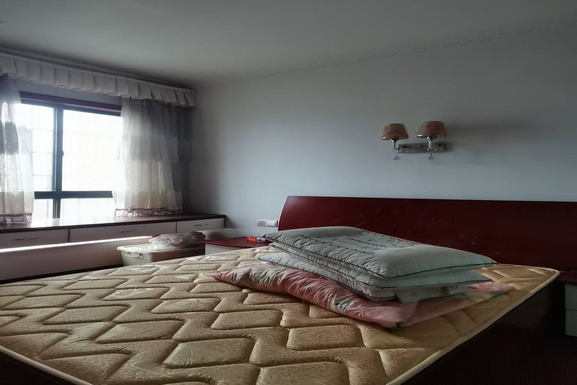 龙泰熙城  4室2厅2卫    75.0万客厅