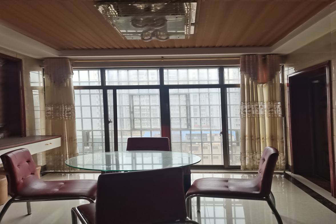 龙泰熙城  4室2厅2卫    75.0万客厅