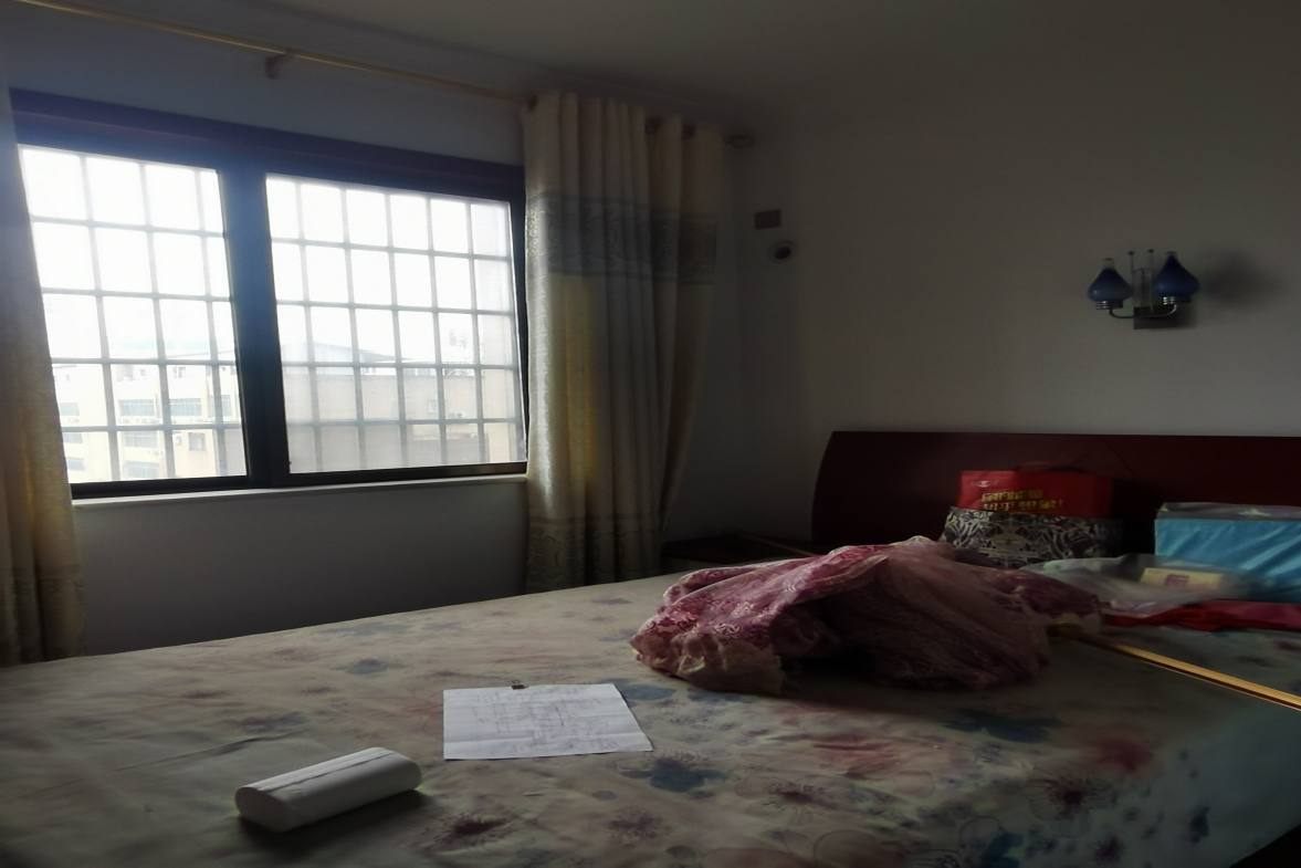 龙泰熙城  4室2厅2卫    75.0万客厅