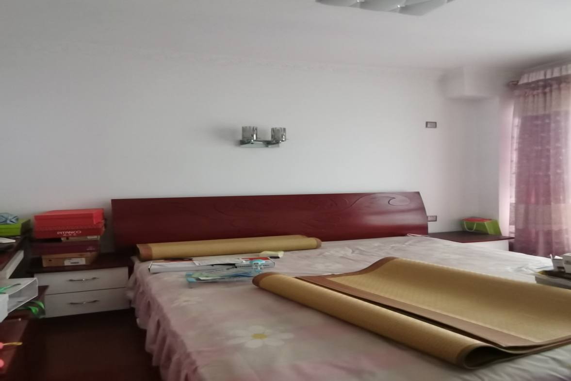 龙泰熙城  4室2厅2卫    75.0万客厅