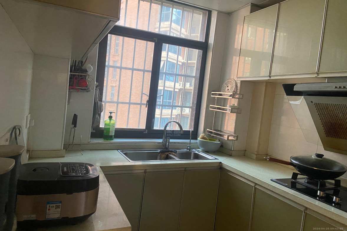 中央皇庭  3室2厅2卫    1800.0元/月室内图