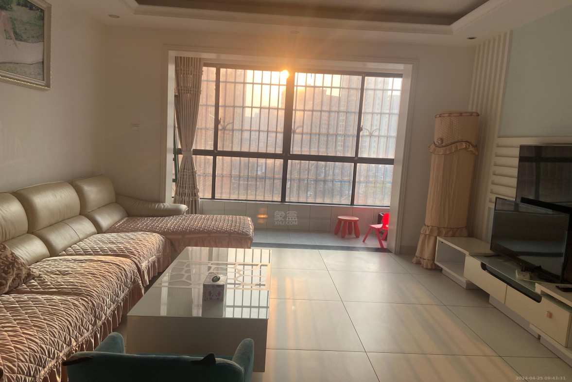 中央皇庭  3室2厅2卫    1800.0元/月室内图