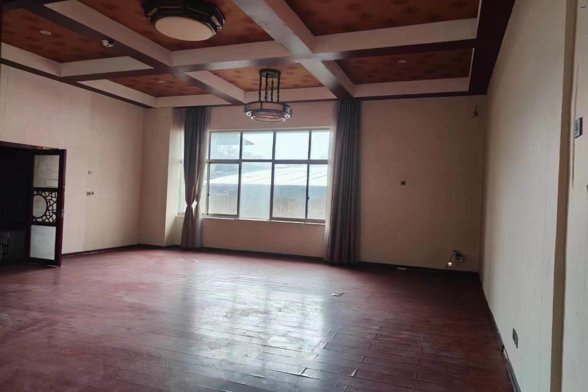 崇和中苑 4室2厅2卫 201.8万 崇和中苑 4室2厅2卫 201.8万客厅