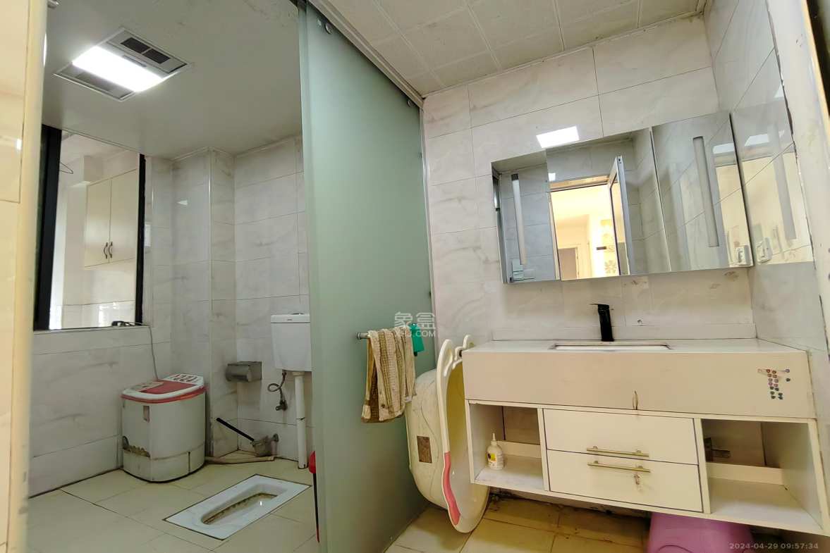 新府华城  3室2厅1卫   70.00万客厅