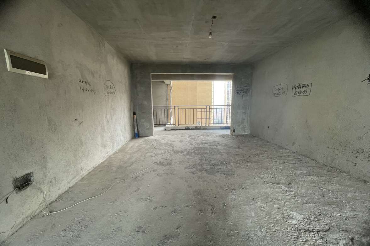 五洲锦城  4室2厅2卫   96.80万客厅