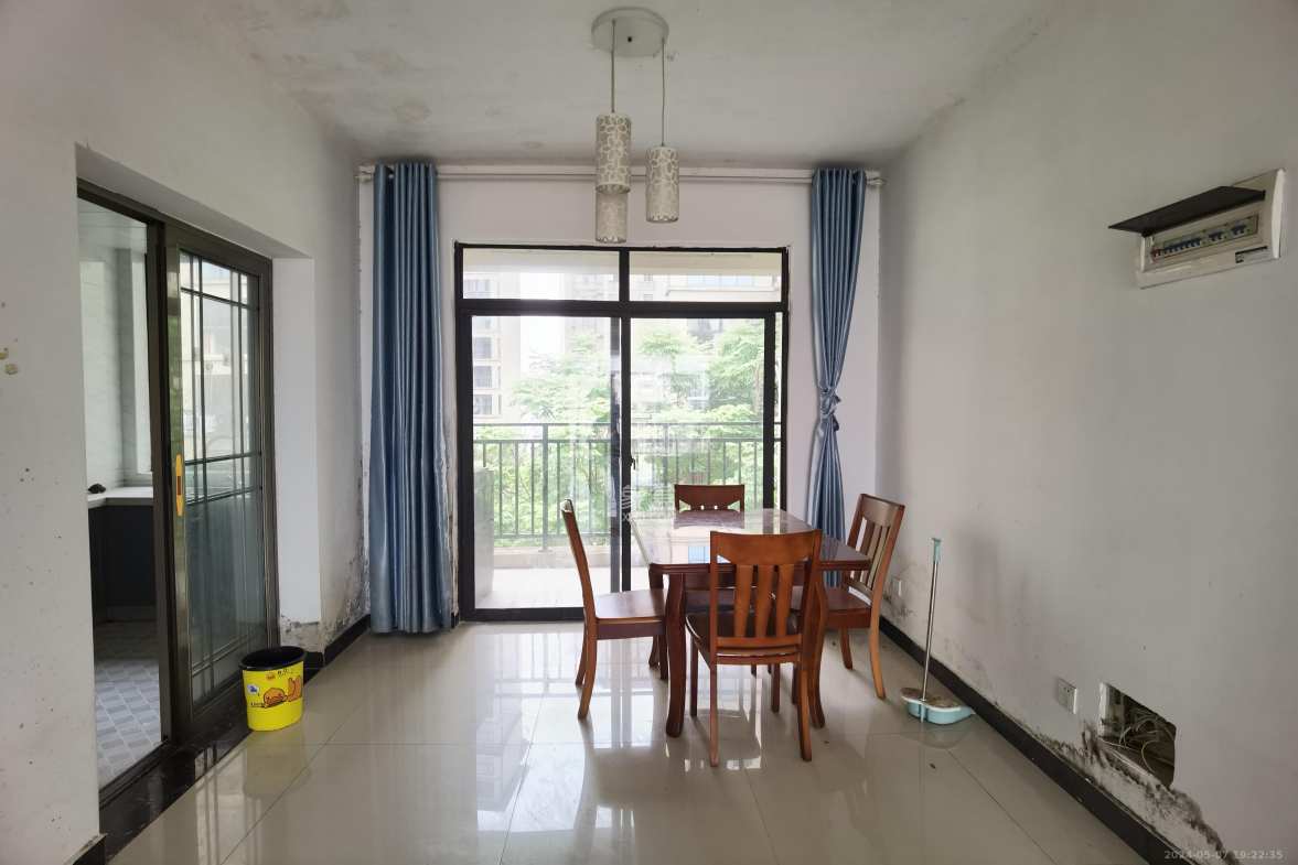 中鼎江岸花城  3室2厅1卫    1300.0元/月室内图