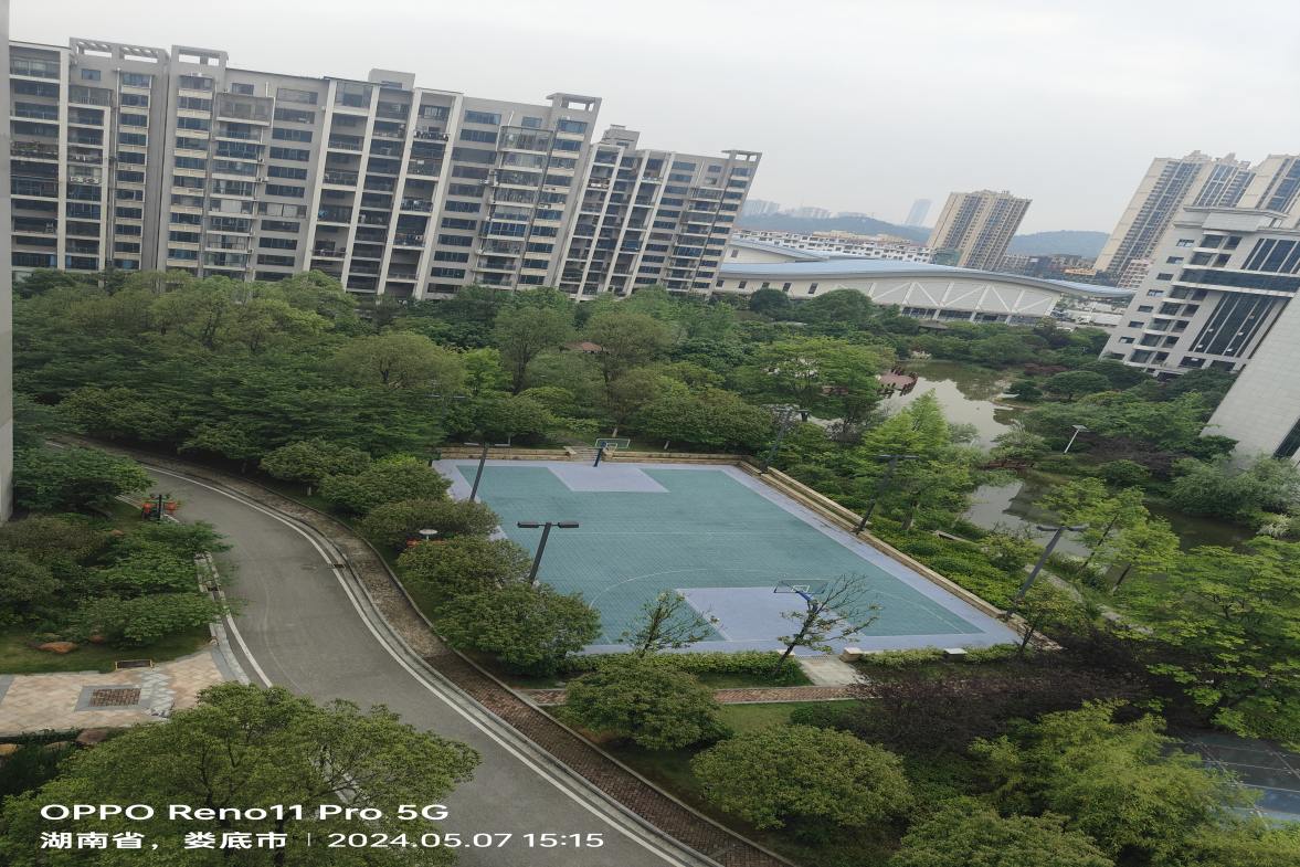 新烟草局单位房（城南）  5室2厅2卫   152.80万客厅