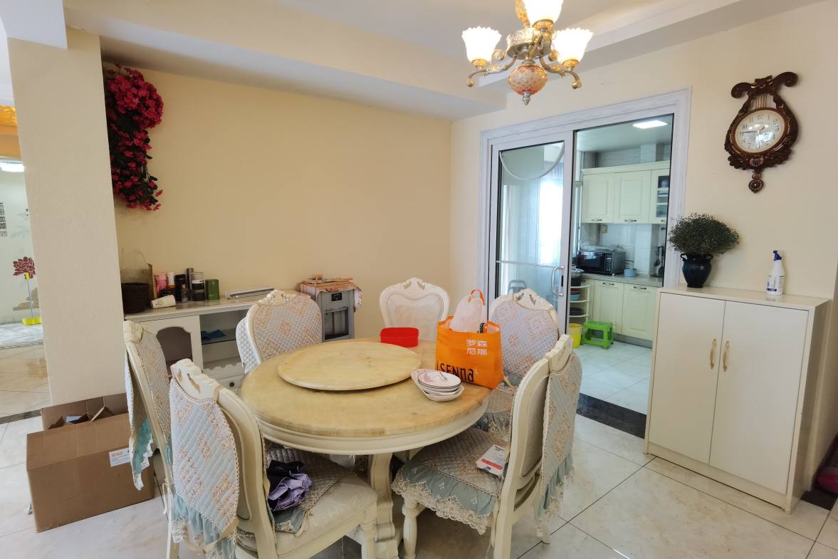 南苑上和一期  4室2厅1卫    110.0万 南苑上和一期  4室2厅1卫    110.0万客厅