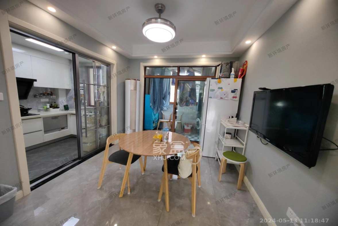 东方名苑三期-首府  4室2厅2卫   189.80万客厅