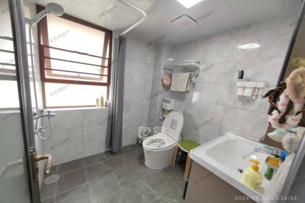 东方名苑三期-首府  4室2厅2卫   189.80万客厅