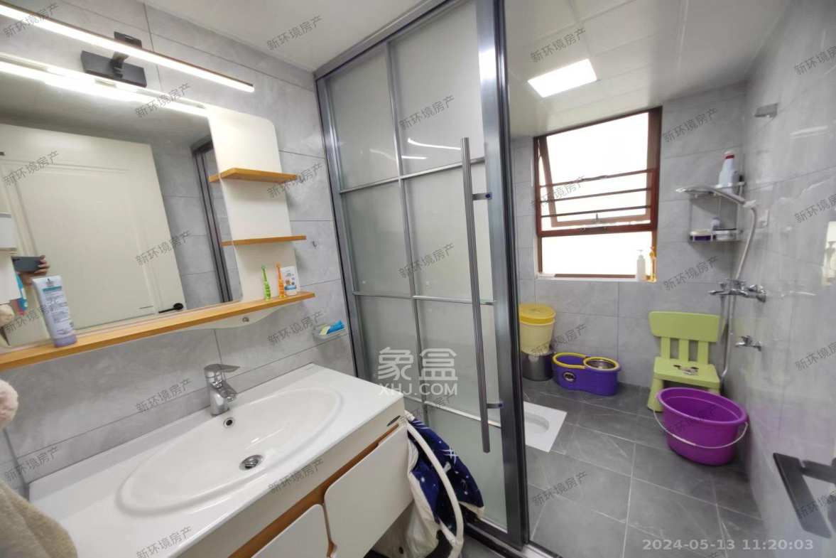 东方名苑三期-首府  4室2厅2卫   189.80万客厅
