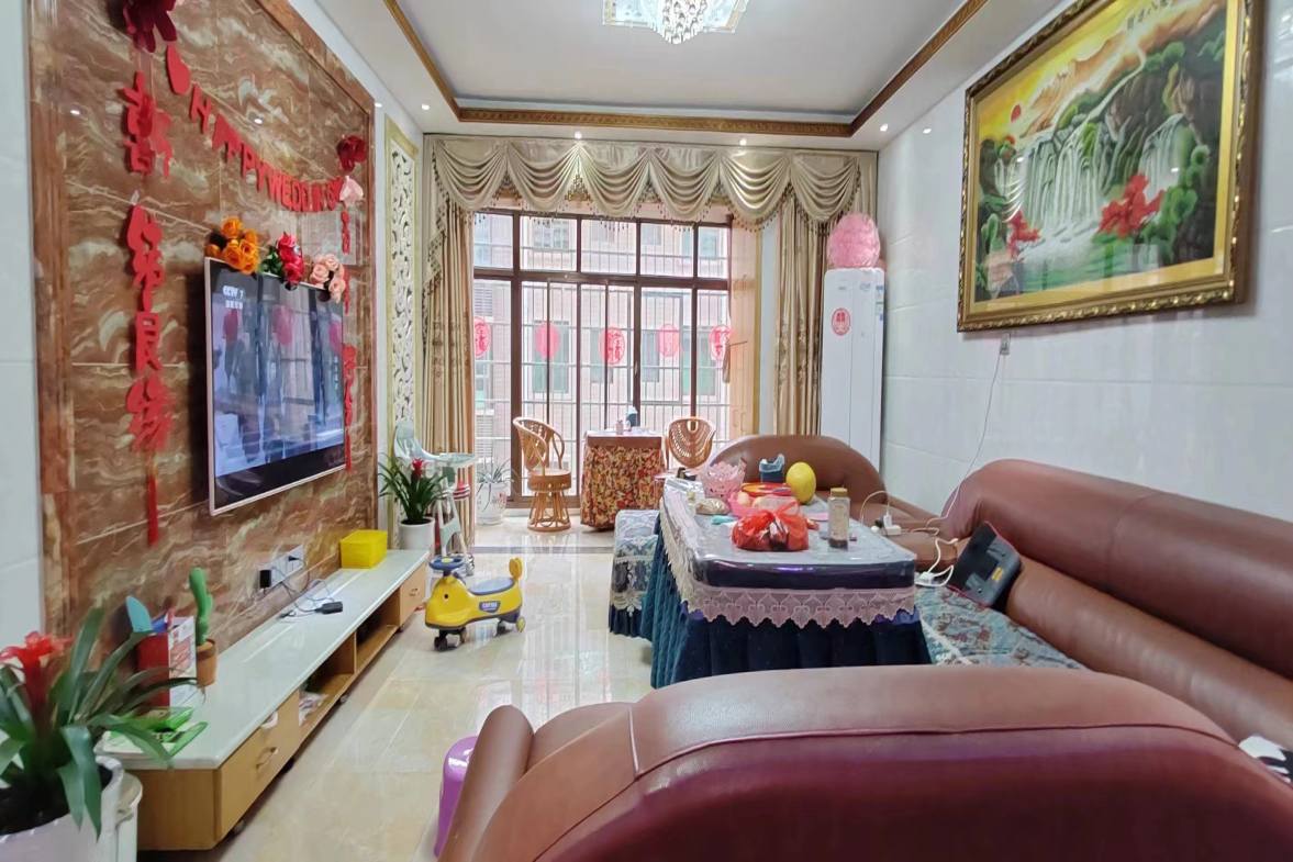 武警星苑  3室2厅2卫    72.8万客厅