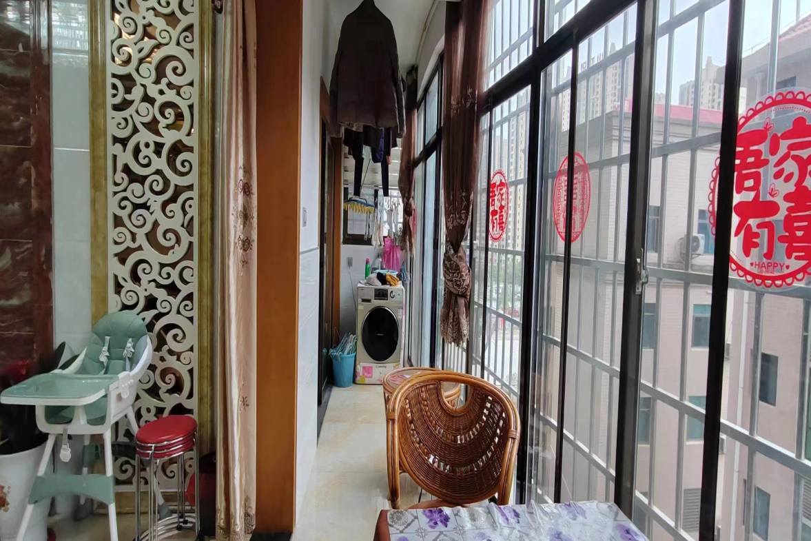 武警星苑  3室2厅2卫    72.8万客厅