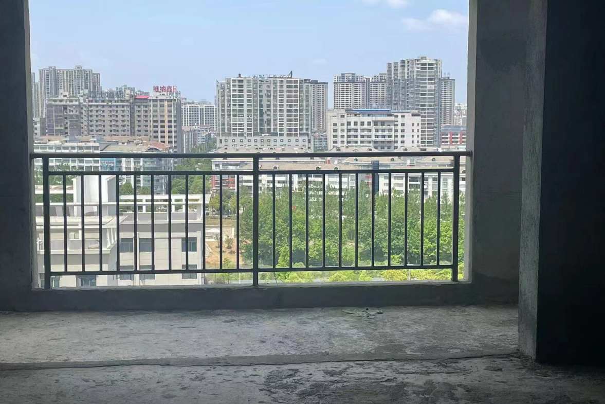 大汉龙苑  4室2厅2卫   59.80万阳台