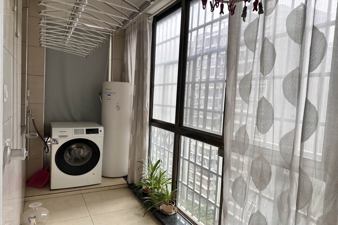 南风苑  5室2厅2卫    99.8万客厅