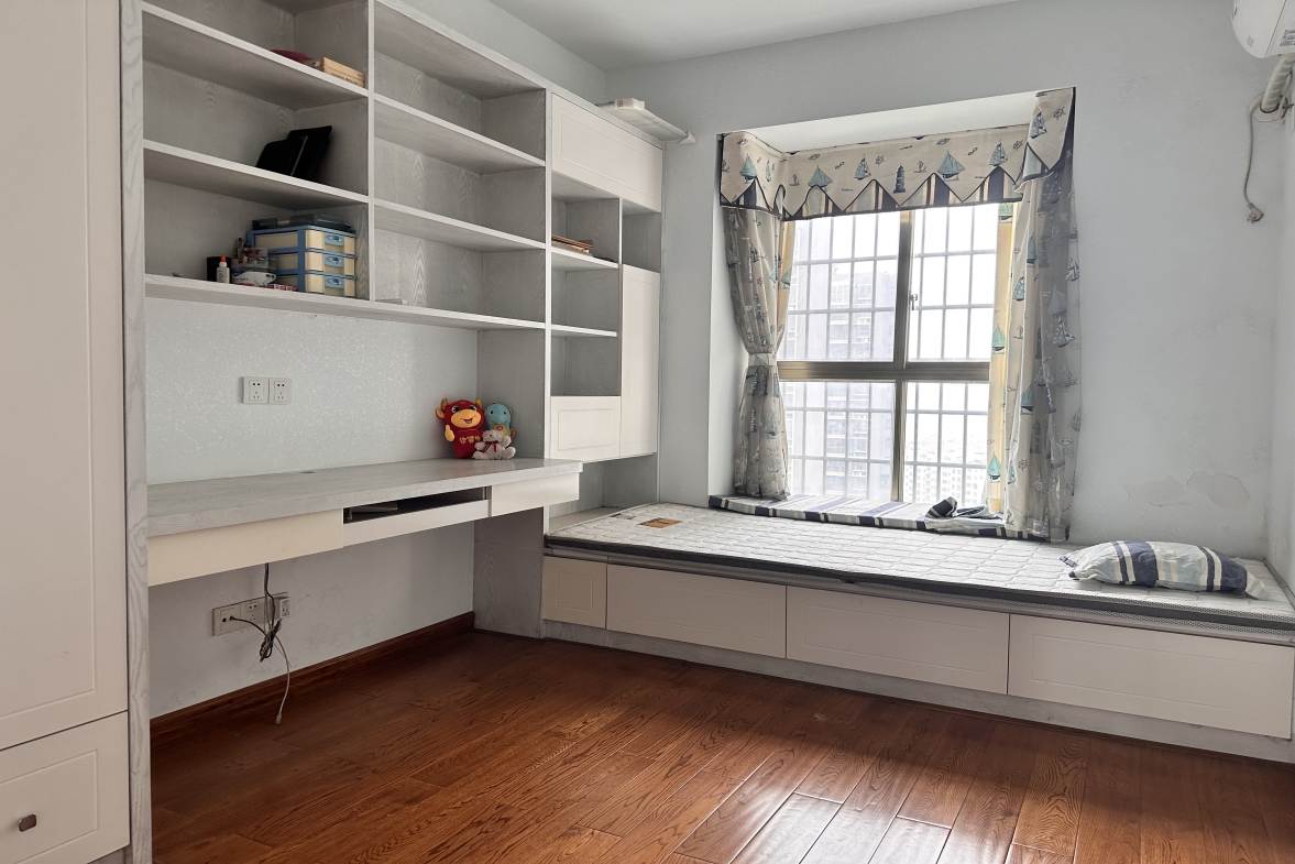 南风苑  5室2厅2卫    99.8万客厅