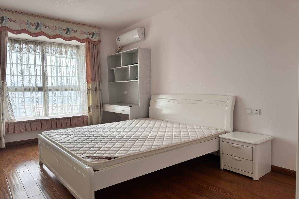 南风苑  5室2厅2卫    99.8万客厅