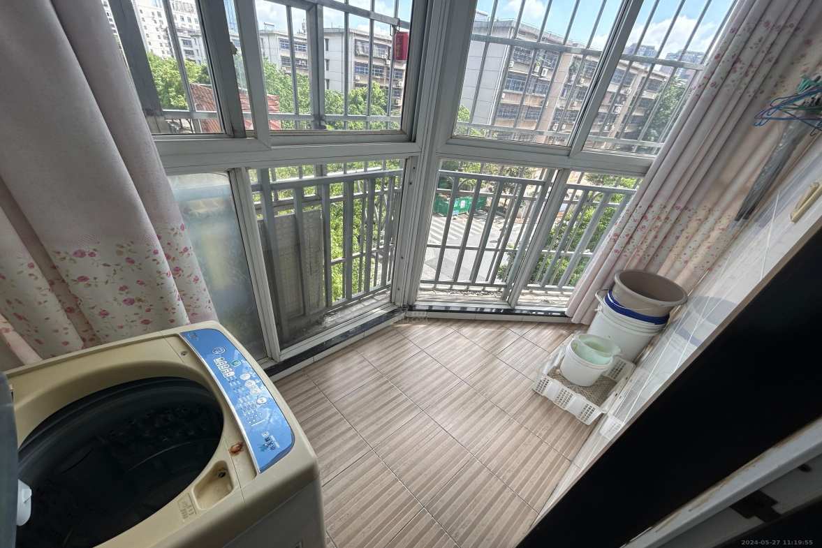 钻石怡园  3室2厅2卫   1800.00元/月室内图