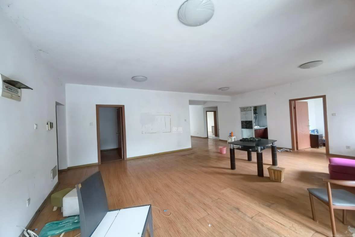 中城丽景香山园 4室2厅2卫 3200.0元/月 中城丽景香山园 4室2厅2卫 3200.0元/月室内图