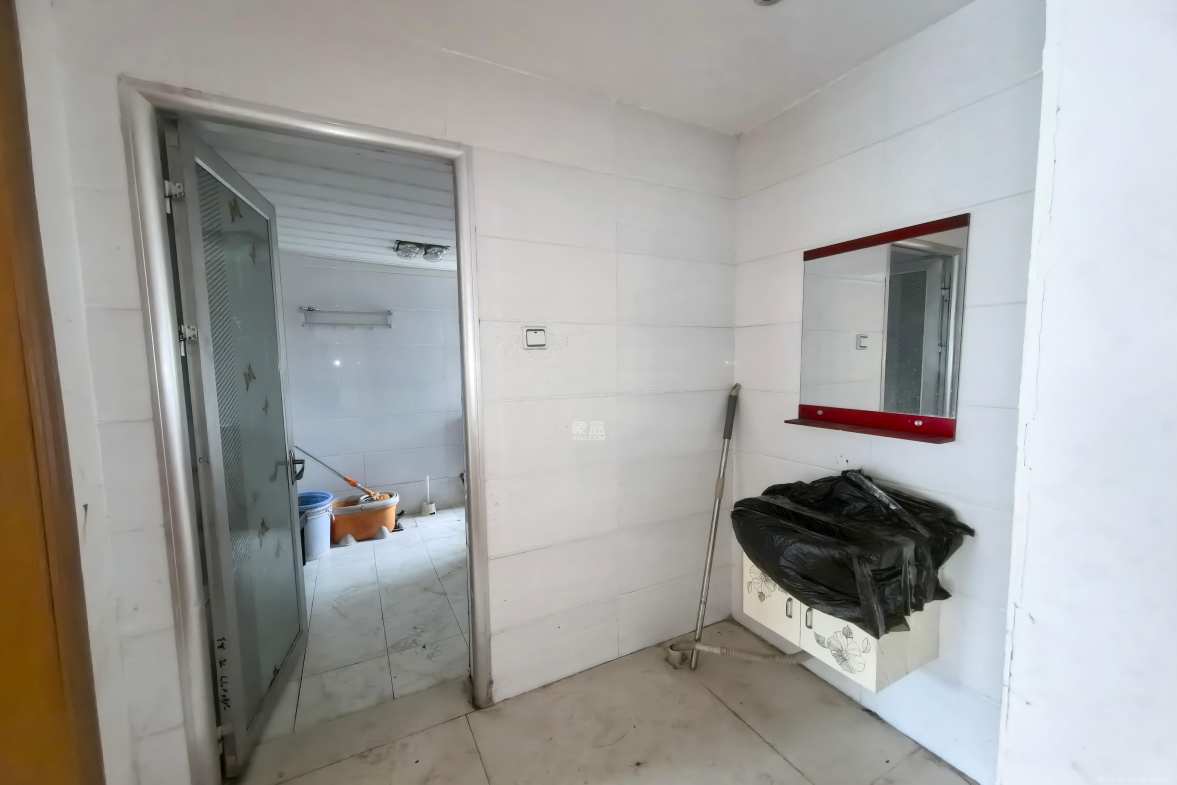 中城丽景香山园 4室2厅2卫 3200.0元/月 中城丽景香山园 4室2厅2卫 3200.0元/月室内图