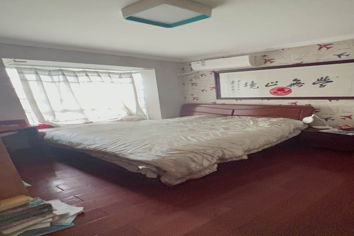 龙凤东宫  3室2厅2卫    85.0万客厅