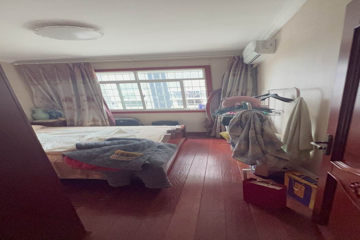 龙凤东宫  3室2厅2卫    85.0万客厅