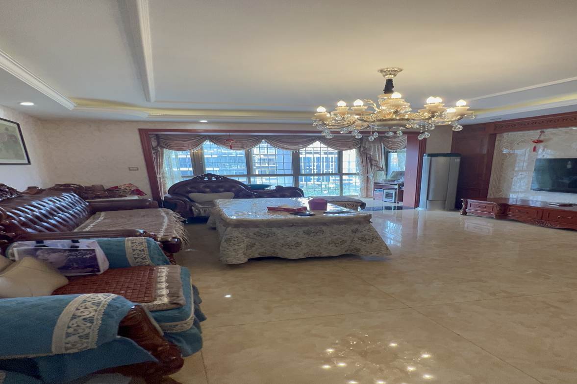 龙凤东宫  3室2厅2卫    85.0万客厅