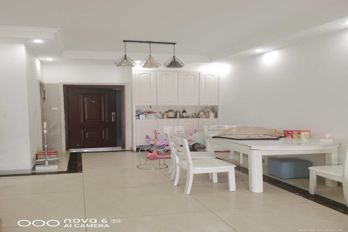 新华联梦想城  3室2厅1卫    2000.0元/月室内图1