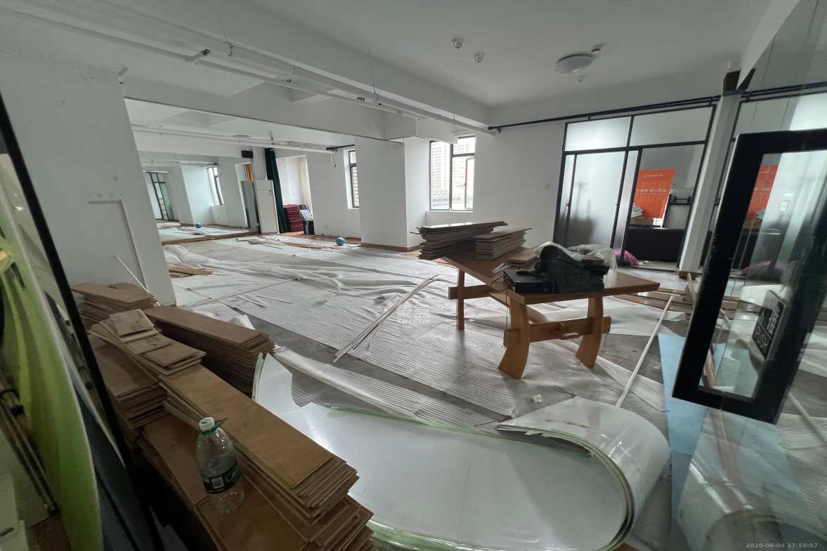 长房中庭国际(东郡华蓉广场) 1室2厅1卫 9600.0元/月 长房中庭国际(东郡华蓉广场) 1室2厅1卫 9600.0元/月室内图