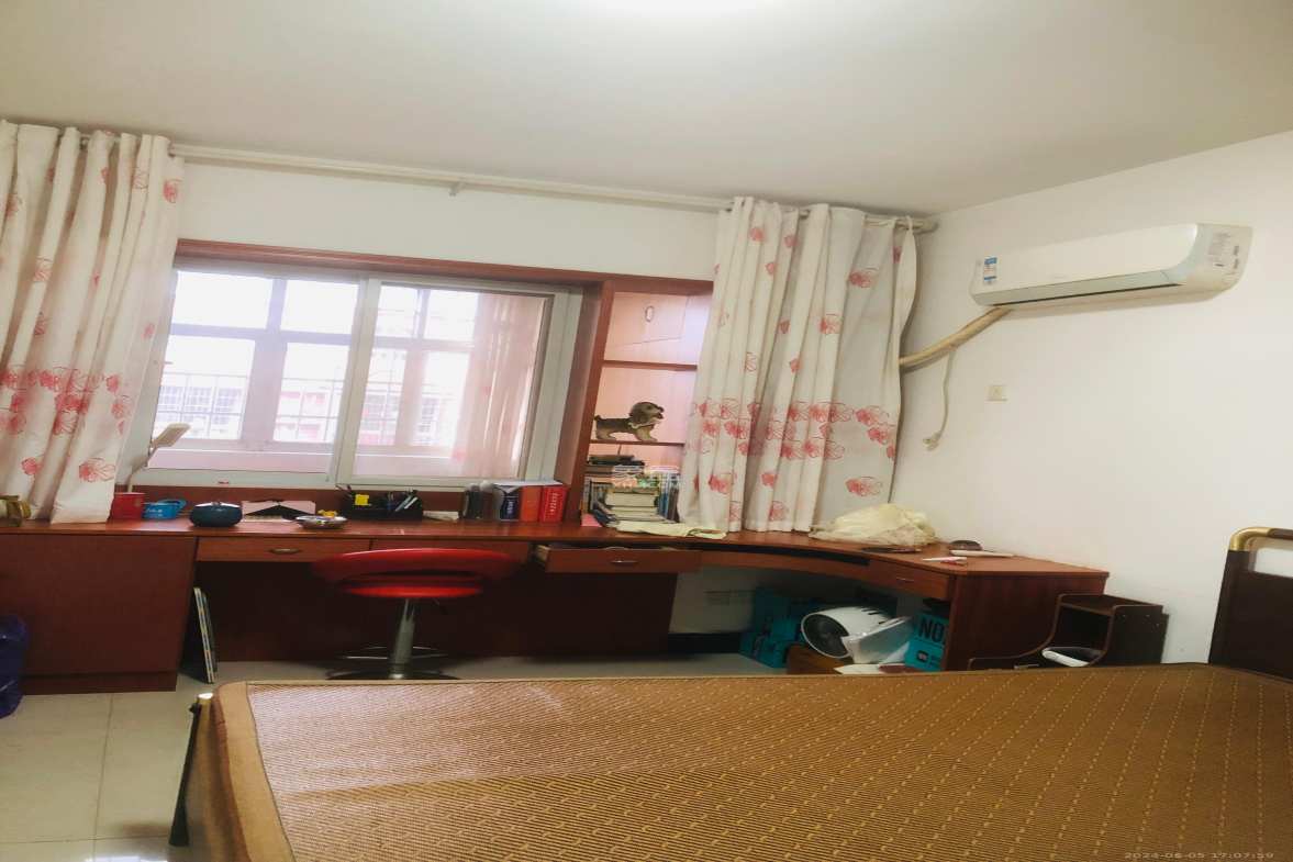邓桥山庄  4室2厅2卫   50.00万客厅
