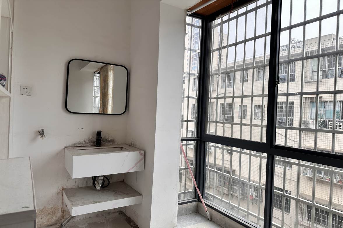 娄星区散盘  4室2厅3卫    31.8万客厅