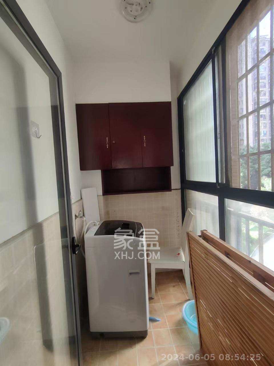 中鼎江岸花城  3室2厅2卫    1800.0元/月室内图