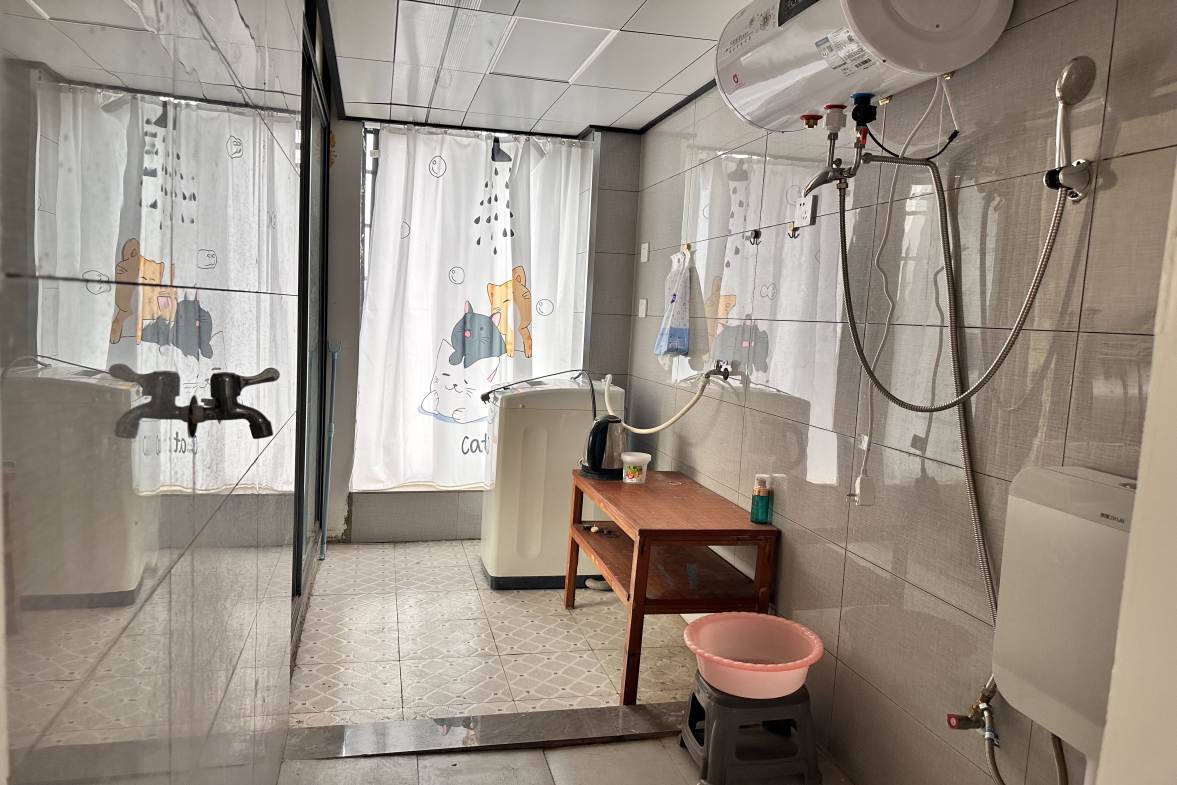 娄星区散盘  4室2厅3卫    31.8万客厅