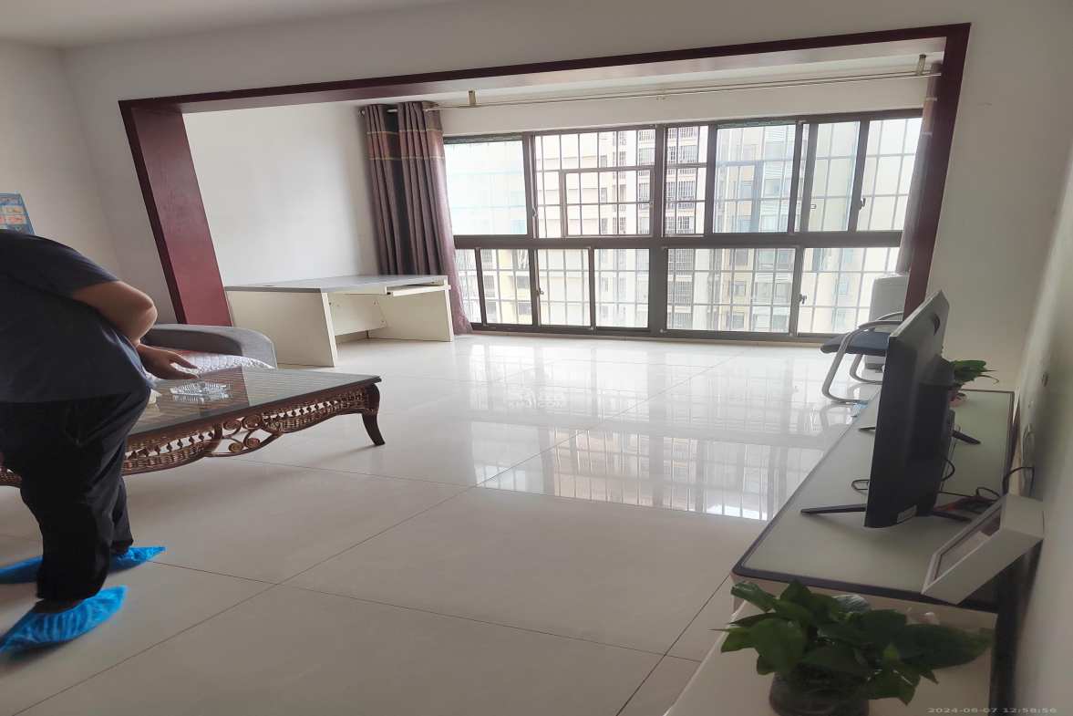 七里香榭  3室2厅1卫    2000.0元/月室内图