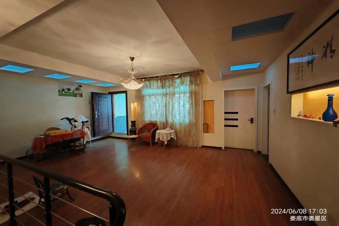 怡景名园 6室2厅2卫 129.90万 怡景名园 6室2厅2卫 129.90万客厅