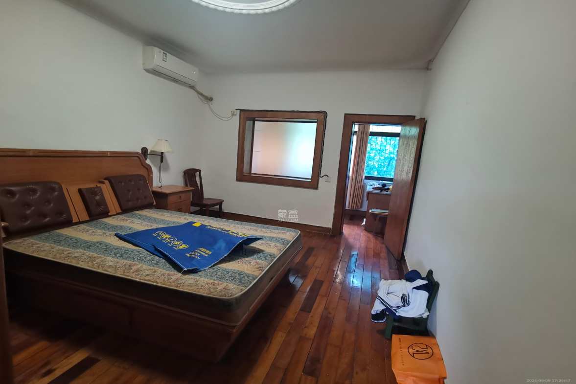 军属新村 1室1厅1卫 1300.0元/月 军属新村 1室1厅1卫 1300.0元/月室内图