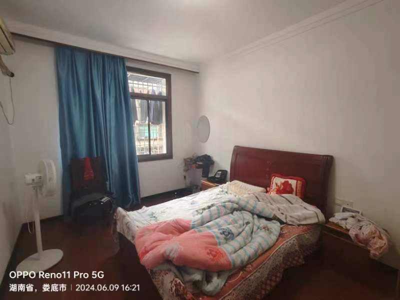 娄底市政生活小区  3室2厅2卫    46.0万客厅